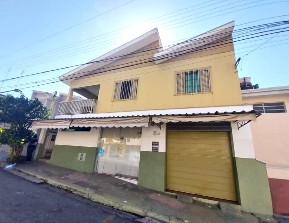 Casa e espaço para comércio.